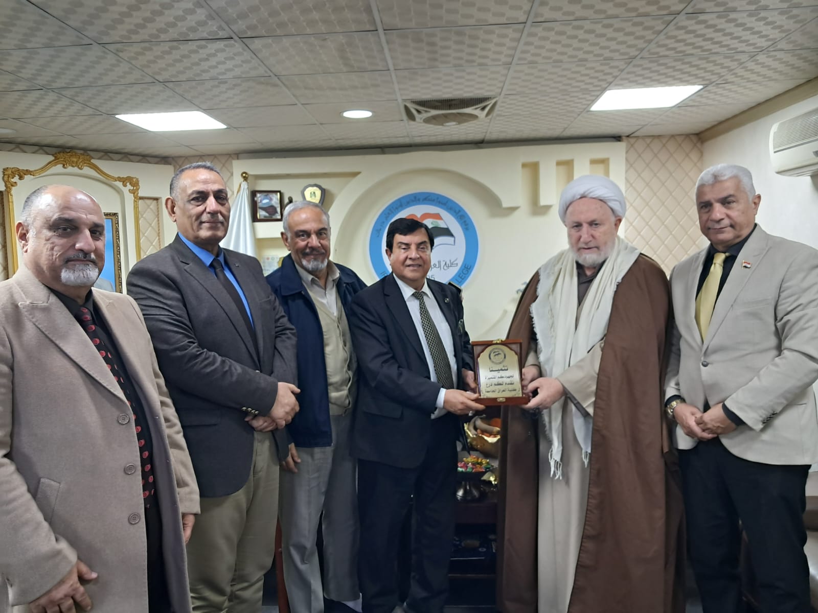 Read more about the article Chairman of the Board of Trustees at Al-Iraq University College Receives Grand Ayatollah Sheikh Jawad al-Khalisi to Enhance Academic Cooperation